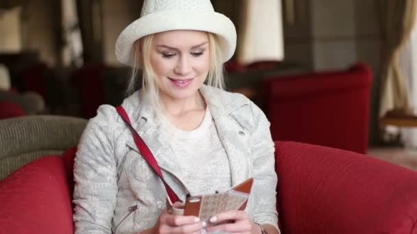 Привлекательная деловая блондинка, использующая смартфон в отеле, беседующая — стоковое видео