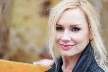 Duvara yaslanmış güzel sarışın kadın