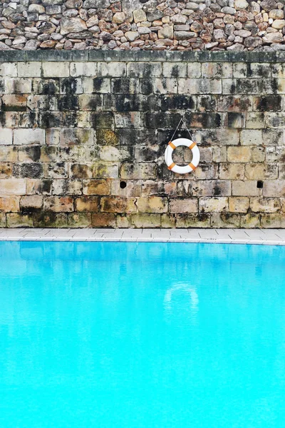 Tranquillo vecchia piscina con acqua limpida — Foto Stock