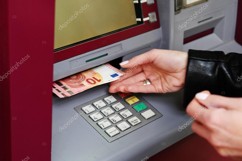 Uit De Geldautomaat Stockfoto Close Up Woman Hand Withdrawing Money From The Automated Teller Machine Or Atm Euro Currency Foto Van Nelka7812 Uit De Geldautomaat Stockfoto Close Up Woman Hand Withdrawing Money From The Automated Teller Machine Or Atm Euro Currency Foto Van Nelka7812