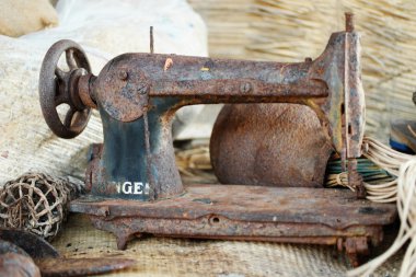 Rusty Vintage dikiş makinesi masada