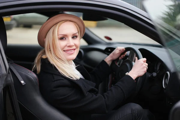 Motorista mulher atraente em seu carro — Fotografia de Stock