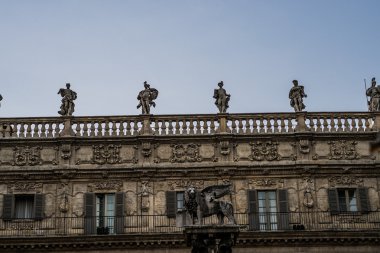 Mimari eski binanın üstüne insan heykeli