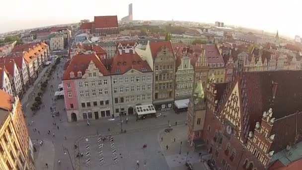 Вид с воздуха на европейский город с огромными зданиями — стоковое видео