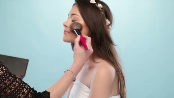 Красотка с макияжем сделала экспрессию на голубом — стоковое видео