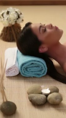 Güzel esmer kız ona masaj için bekleyen Sağlık Spa pampered