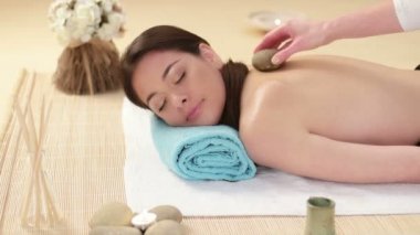 Geri lav taşları olan Spa Masaj yaptırdığım kadın