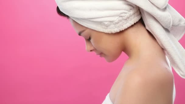 Prachtige brunette in badjas op roze — Stockvideo