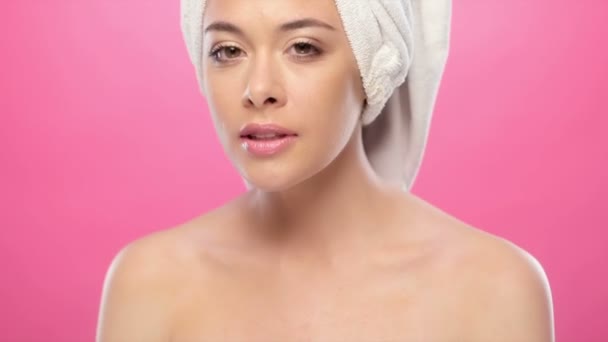 Wunderschöne Brünette im Bademantel auf rosa — Stockvideo