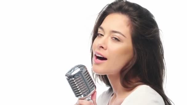 Pop morena feminina vestindo cantor branco com o microfone retro — Vídeo de Stock