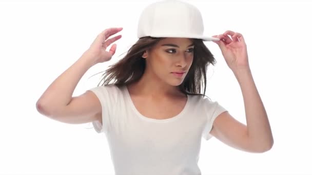 Mujer joven belleza con gorra de béisbol y camisa — Vídeo de stock