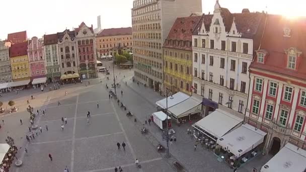 Letecký pohled na evropské architektonické domy ve městě odráží sluneční světlo v odpoledních hodinách. — Stock video