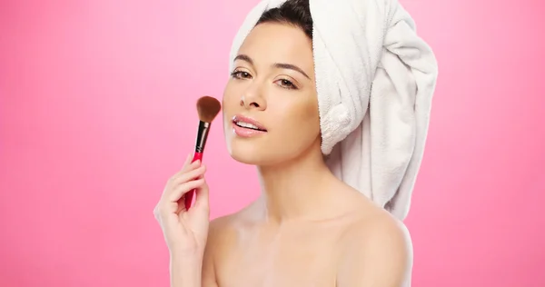 Atractiva mujer fresca aplicando maquillaje facial — Foto de Stock