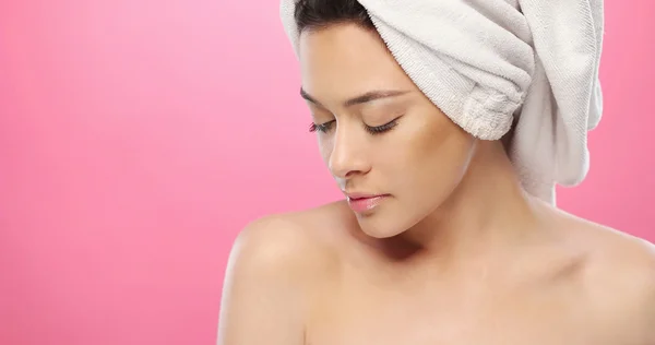Donna fresca con asciugamano sulla testa su rosa — Foto Stock