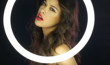 Dağınık makyaj arka plan daire floresan kadınla