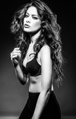 Tek renkli iç çamaşırı içinde muhteşem bir genç kadın