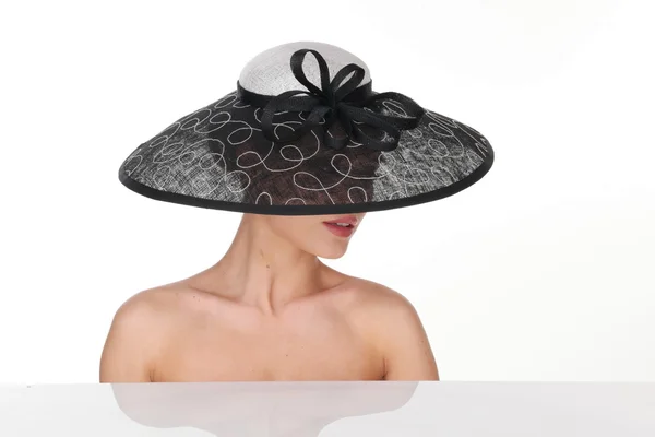 Sexy Frau mit elegantem schwarz-weißen Hut — Stockfoto