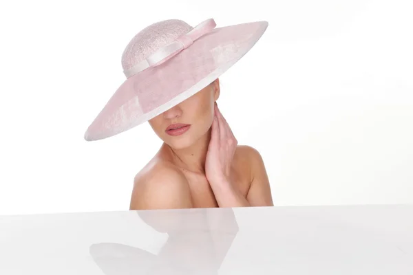 Mystisk kvinne i Elegant lyserosa hatt – stockfoto