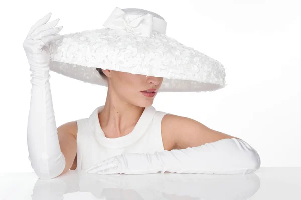 Geheimnisvolle Frau mit elegantem weißen Hut und Handschuhen — Stockfoto