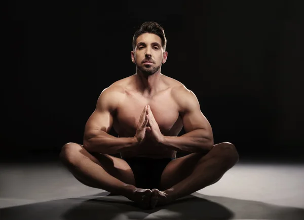 Topless muskulös Man sitter i en Yoga Position — Stockfoto