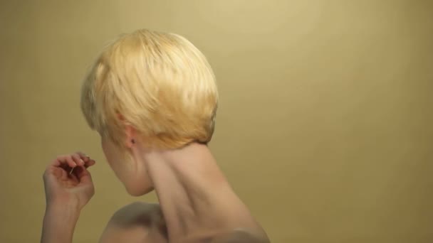 Femme blonde aux cheveux courts gros plan — Video