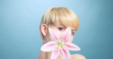 Güzellik kadını çiçekler ile mavi arka plan üzerinde