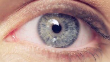 Mavi gözlerini açtı kadın yakın çekim