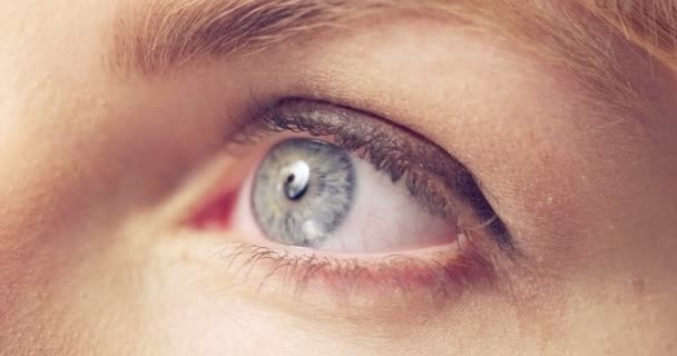 Vidéo d'une femme ouvrant son oeil bleu 