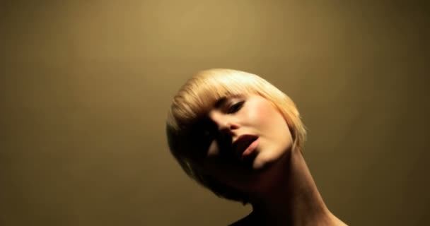 Short haired blond woman touching her hair — Stock Video