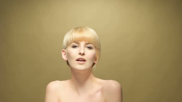 Short blond haired woman posing for the camera — Stock Video