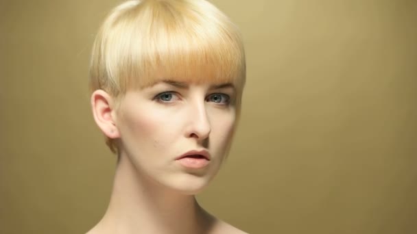 Kort blond hår kvinna poserar för kameran — Stockvideo