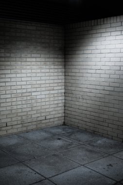 Geceleri sokak oyuk köşe aydınlatılmış