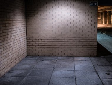 Geceleri sokak oyuk köşe aydınlatılmış