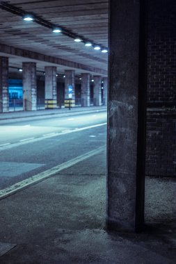 Geceleri aydınlatılan kapalı sokak