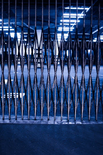 Säkerhetsstängslet i garage på natten — Stockfoto