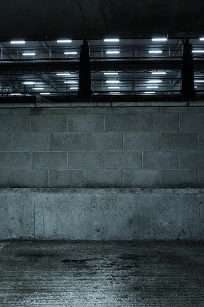 Cement muur van buitenkant van parkeergarage — Stockfoto