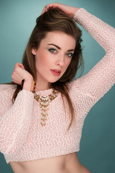 Vacker kvinna poserar i sexig skjorta med halsband — Stockfoto