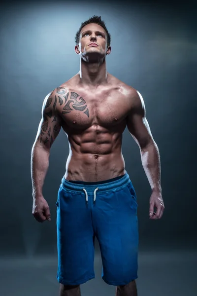 Gorgeous Topless Young Muscular Man Looking Up — Stock Photo, Image