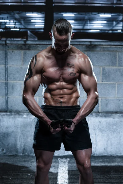 Shirtless Athletic Man Barra Twister de poder de flexión — Foto de Stock