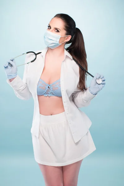 Sexy médico representante mostrando ela clivagem — Fotografia de Stock