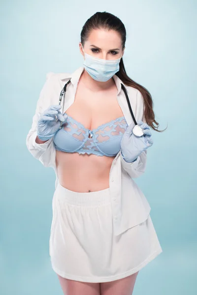 Sexy representante médico mostrando su escote — Foto de Stock