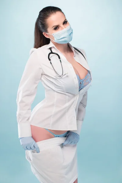 Enfermeira Sexy em camisa e calcinha sentada em uma banqueta — Fotografia de Stock