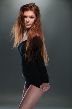 Sadece tüp başında poz dipsiz seksi kadın