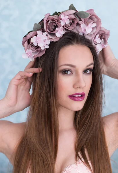 Ganska ung kvinna med blommor i håret — Stockfoto