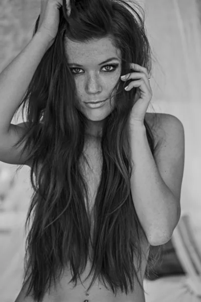 Retrato de mujer sexy con el pelo largo — Foto de Stock