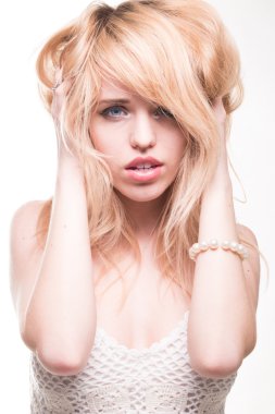 Saç elinde sarışın kadınla