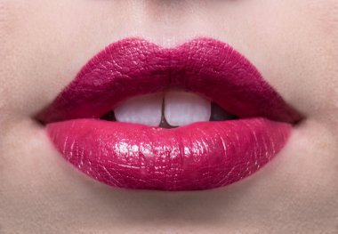 Seksi parlak kırmızı dudaklar kadar bir genç kadının kapatın