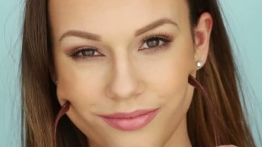 İçinde kahverengi güneş gözlüğü poz çekici genç kadın