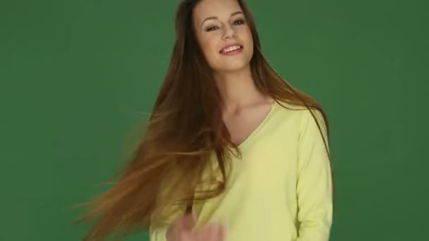 Приваблива молода жінка посміхається і дме поцілунки в камеру — стокове відео