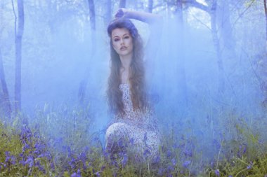 Sanatsal duman tarafından çevrili bir kız portresi